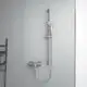 Brausekombination von Ideal Standard mit separater Wasserregulierung, verstellbarem Handbrausekopf und schlankem Design an einer hellen Wand.